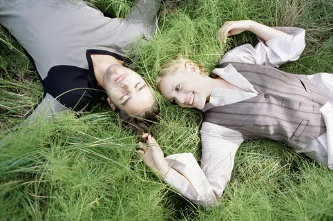 躺在草地上的夫妻图片 躺在草地上的夫妻图片