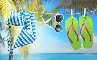 夏日海滩与比基尼拖鞋