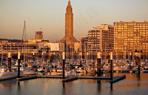 法国 勒阿弗尔 夕阳下的港湾图片