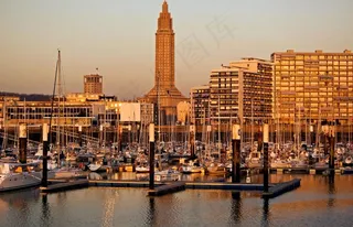 法国 勒阿弗尔 夕阳下的港湾图片