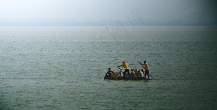 海上劳作的渔民图片