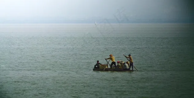 海上劳作的渔民图片