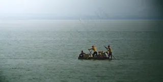 海上劳作的渔民图片