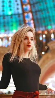 穿着黑色上衣的外国美女高清摄影图片 穿着黑色上衣的外国美女高清摄影图片