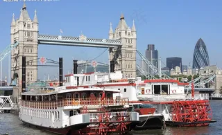 伦敦桥边的轮船图片
