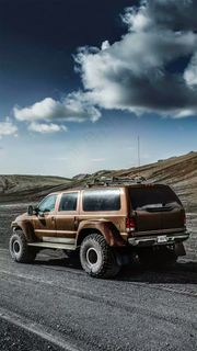 荒漠中的越野车高清摄影图片