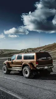 荒漠中的越野车高清摄影图片