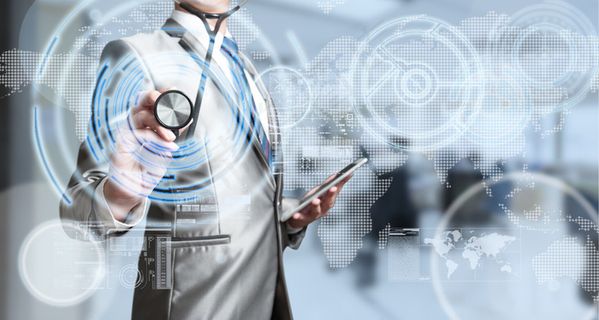 拿着听诊器的职业男性