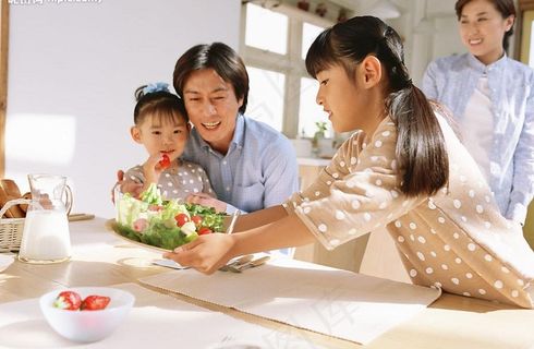 女儿拿蔬菜给家人吃图片