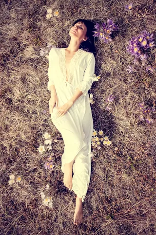 躺在草地上的女人图片