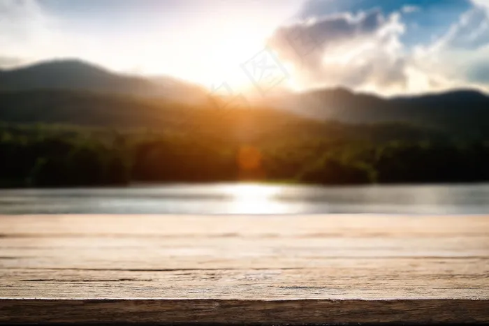 木板与湖泊风景