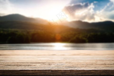 木板与湖泊风景
