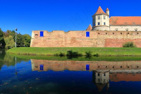 美丽城堡湖泊风景图片