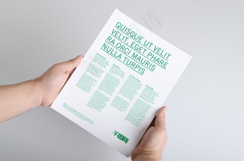 手拿单张折页展示样机