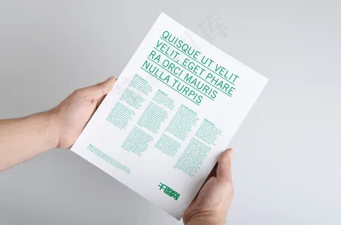 手拿单张折页展示样机