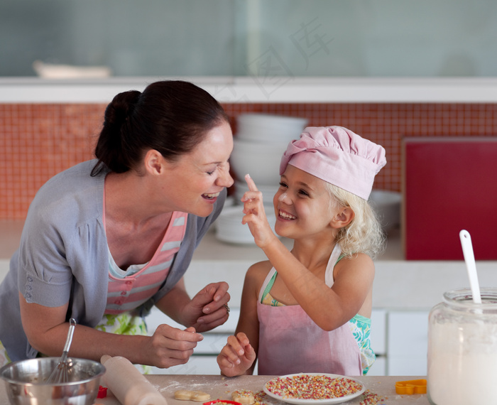 厨师装扮的大人小孩烹饪美食健康家庭情侣亲子素材