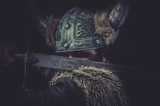 拿着宝剑的维京人图片