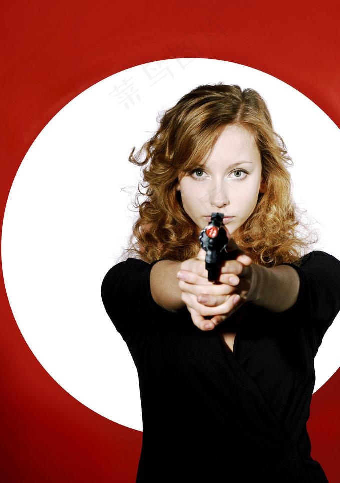 拿模型手枪瞄准的商务美女图片