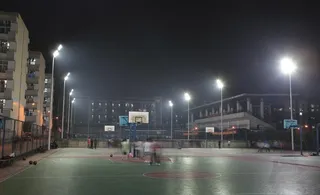 篮球场led路灯图片