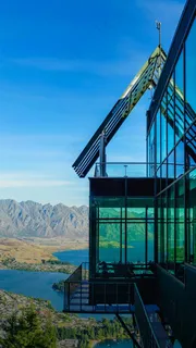 悬空的玻璃餐厅高清摄影图片