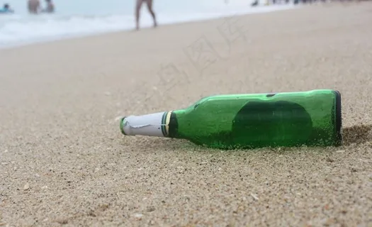 沙滩上的啤酒瓶图片