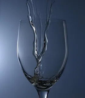 斟酒酒水飞溅图片