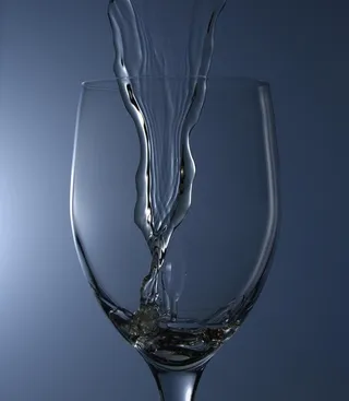 斟酒酒水飞溅图片