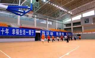 室内篮球场图片