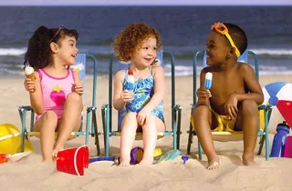 海滩上的孩子图片