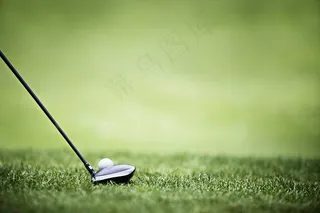 草地上的高尔夫球图片