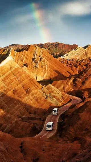 黄土高坡公路上行驶的大巴车高清摄影图片