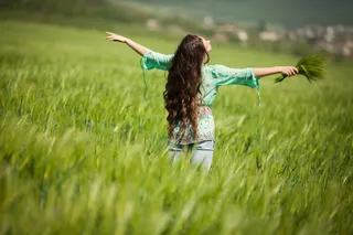 草地上美女背影图片