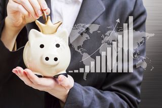 手拿储钱罐金币货币 理财保障商务金融财富增长主题