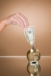 手拿储钱罐金币货币 理财保障商务金融财富增长主题