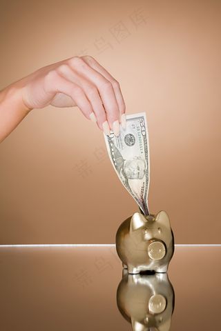 手拿储钱罐金币货币 理财保障商务金融财富增长主题