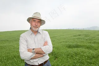 草地上的老人图片