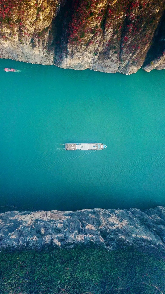 俯拍河道上行驶的船高清摄影图片