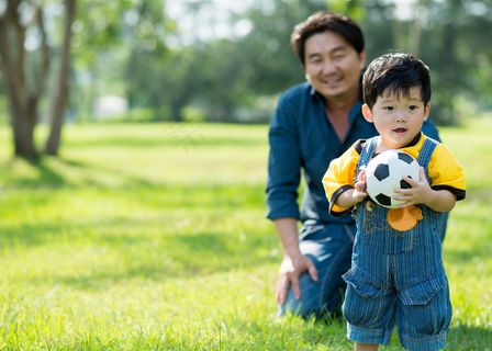 温馨幸福家庭草坪草地父子母子亲子关爱玩耍超大超高清图片