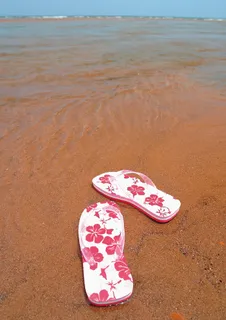 海滩上的拖鞋图片 海滩上的拖鞋图片