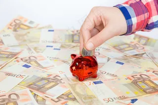 手拿储钱罐金币货币 理财保障商务金融财富增长主题