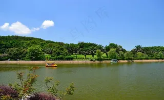 平静的湖面图片