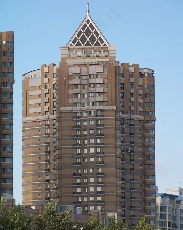 深黄色外墙的商住楼图片