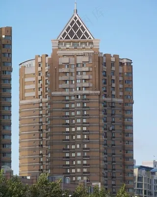 深黄色外墙的商住楼图片