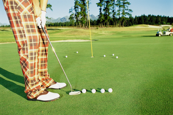草地上打高尔夫球图片