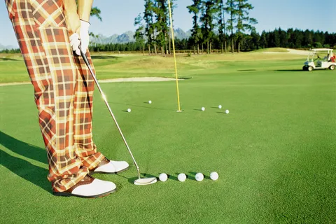 草地上打高尔夫球图片
