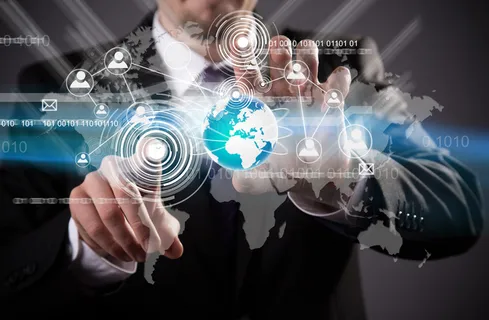 击点图标的商务男人