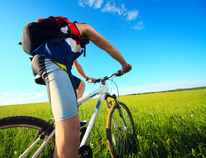 骑山地车的男生