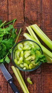 虾与芹菜高清摄影图片