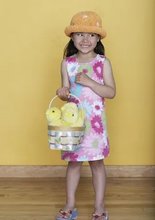 提着玩具小鸡的可爱小女孩图片