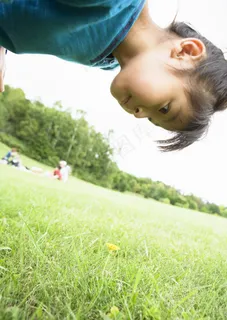 草地上的小女孩图片
